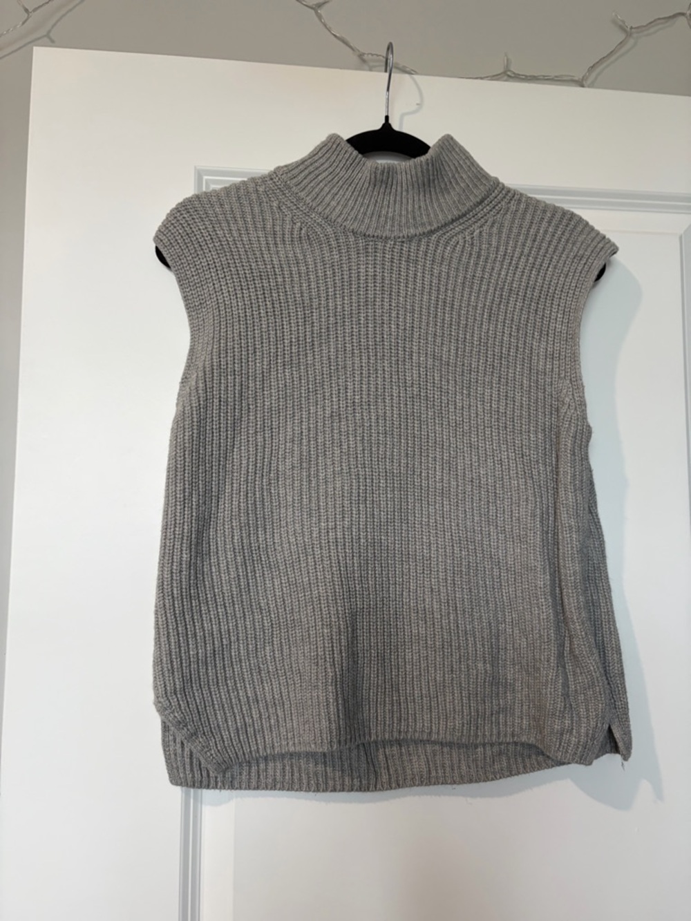 Abercrombie & Fitch Sleeveless Ribbed Turtleneck - Light Gray